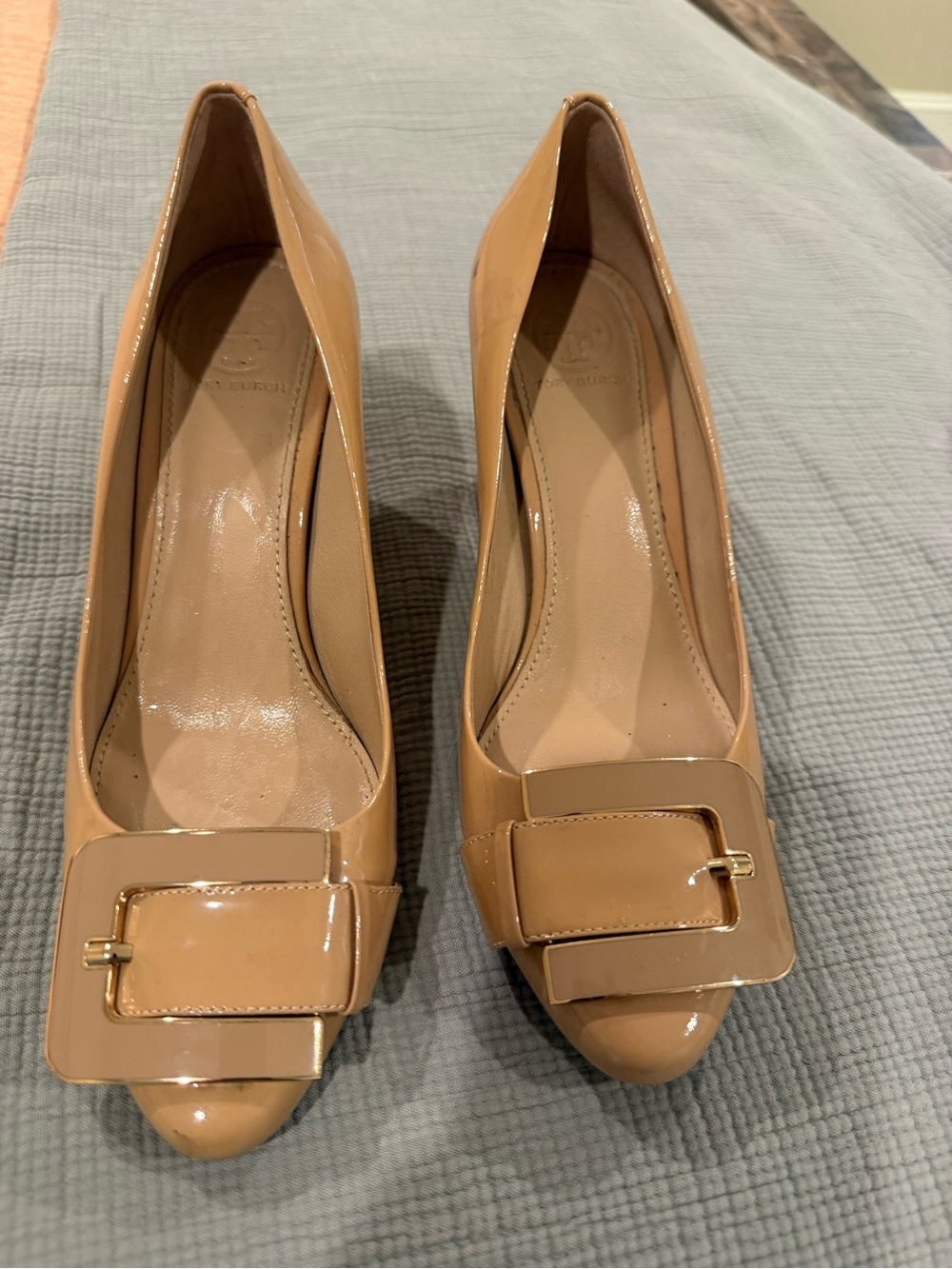 Tory Burch Classic Patent Leather Buckle Pumps in Nude